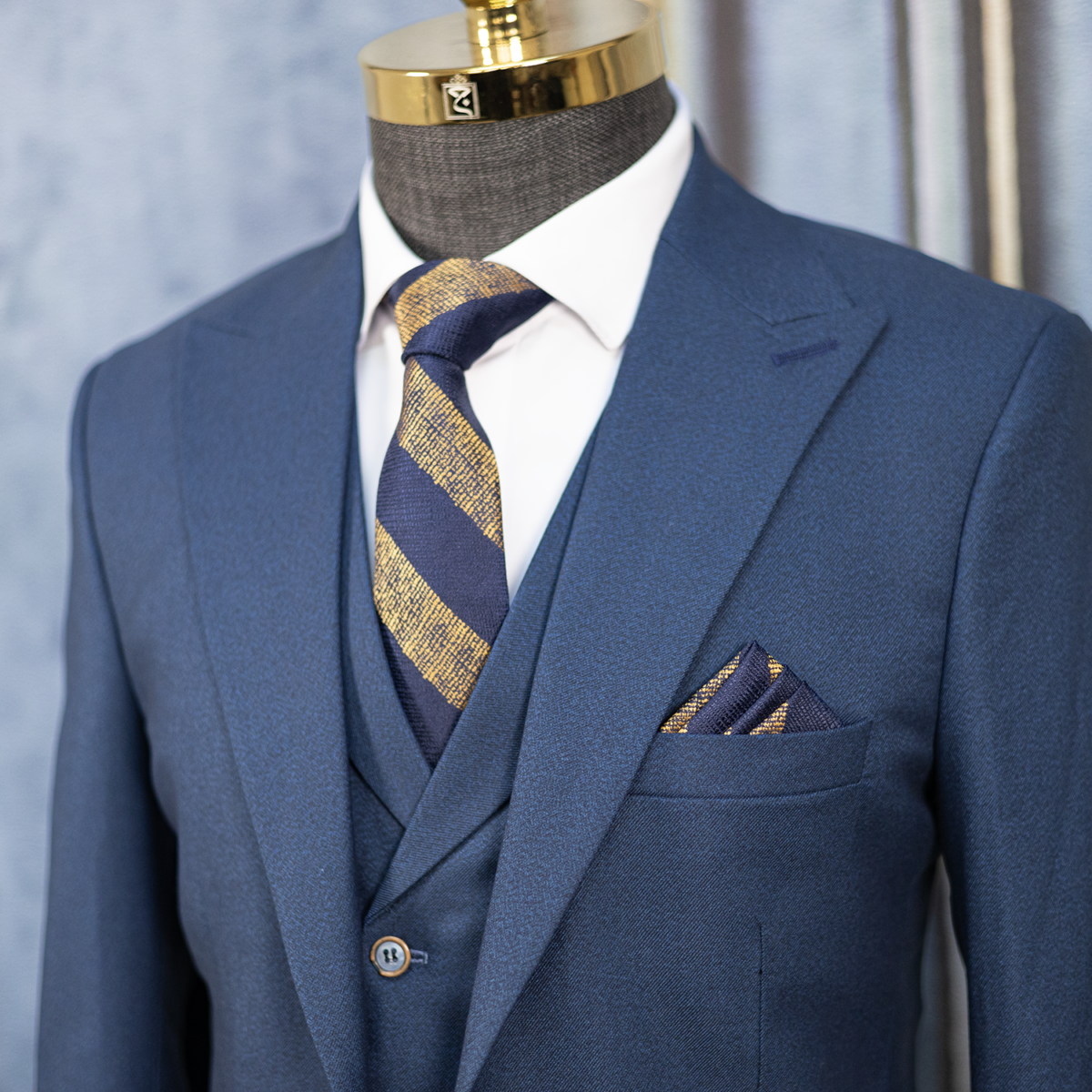 کت شلوار مردانه آبی دربارهی