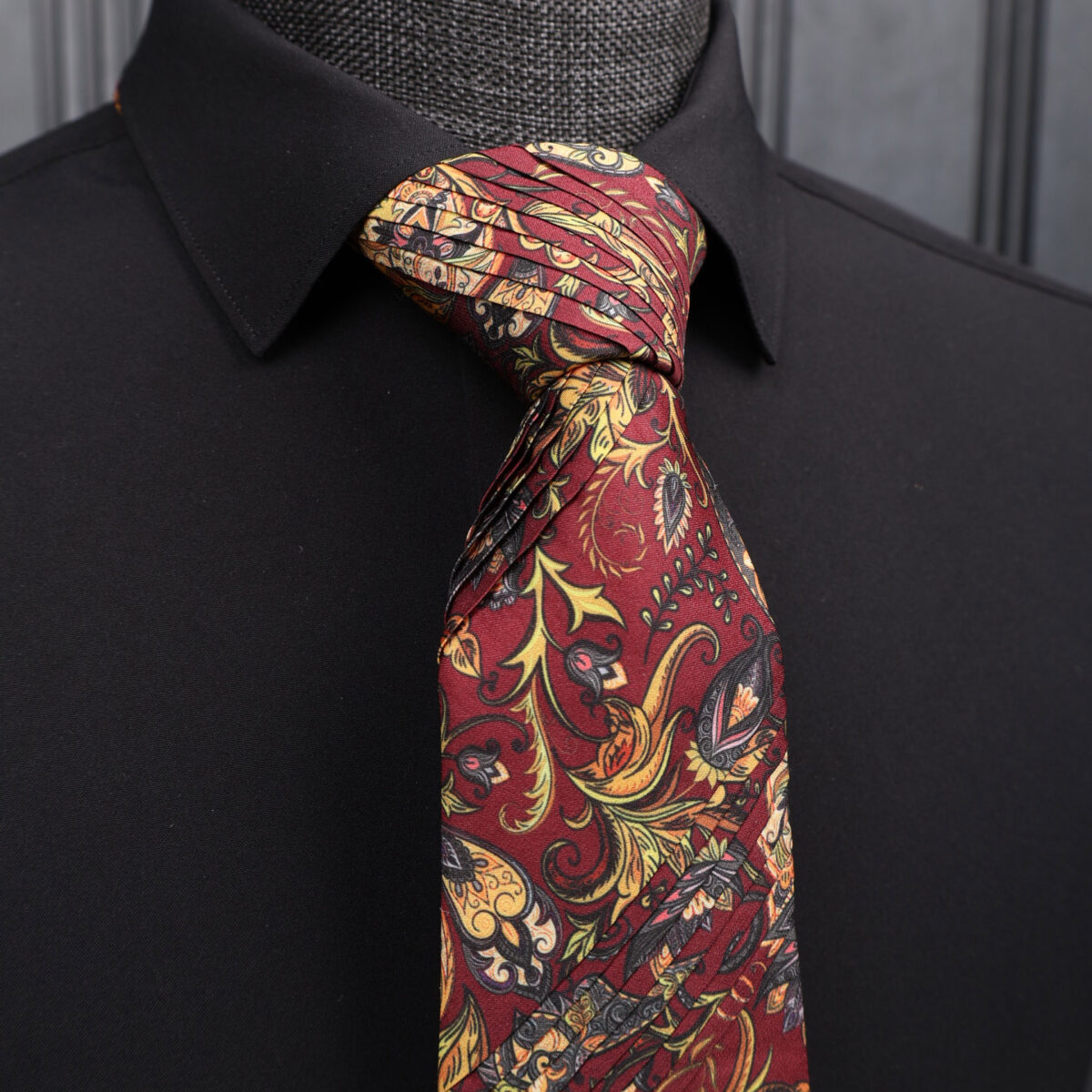 کروات و دستمال جیب پلیسه