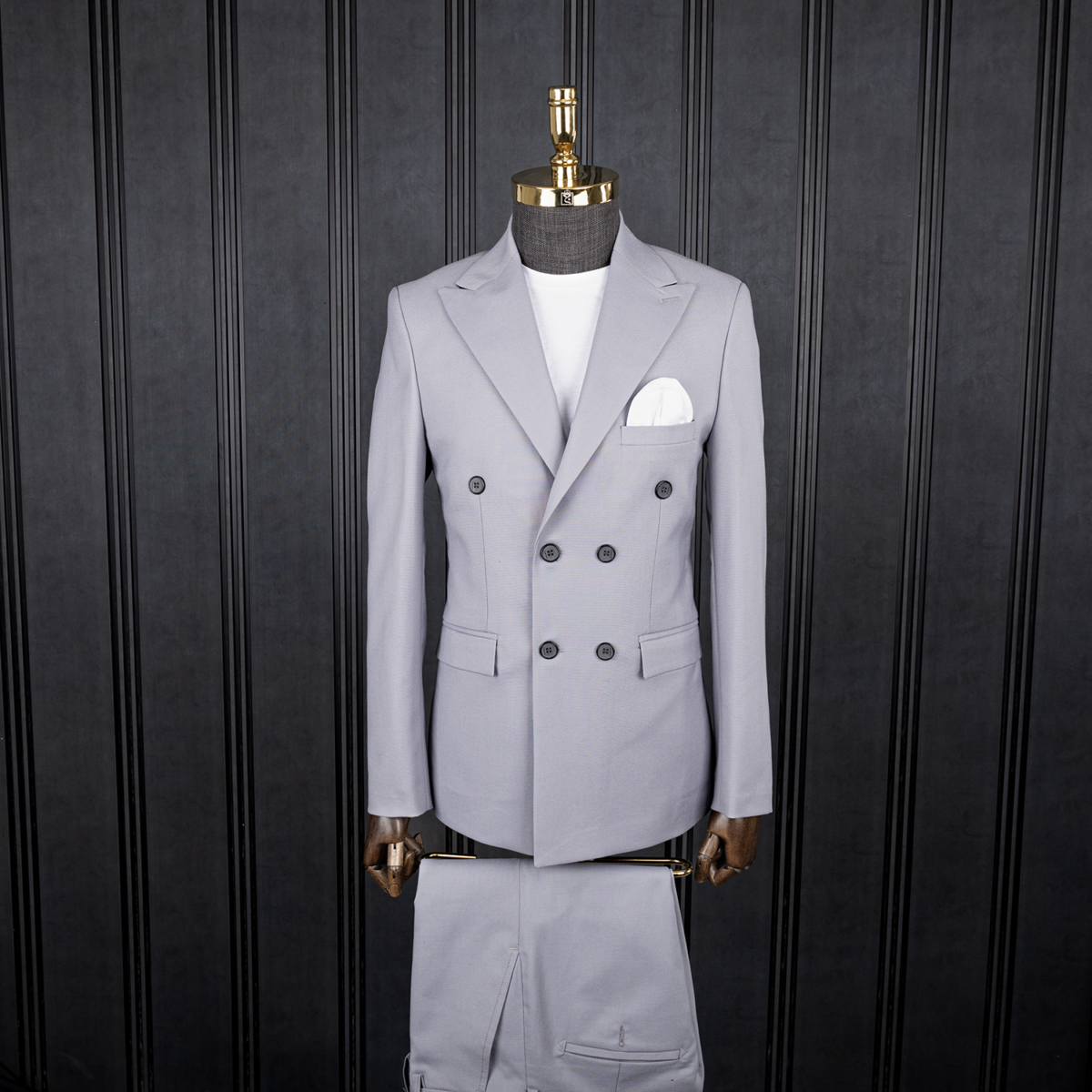 کت و شلوار طوسی روشن دبل برست بردن