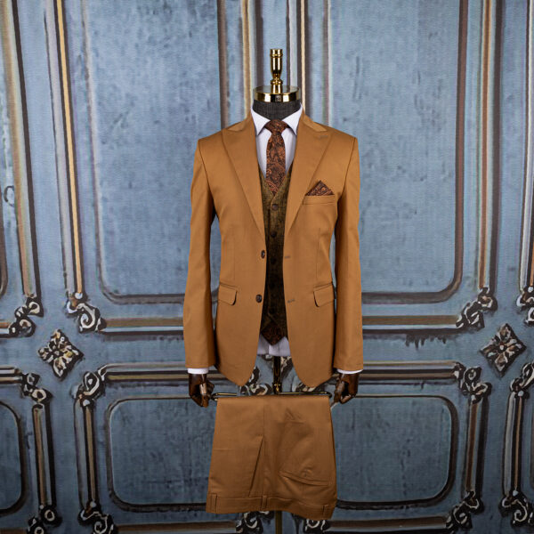 کت و شلوار شتری با جلیقه دبل فیس