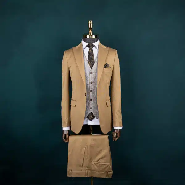 کت و شلوار کرم سرژه با جلیقه دبل فیس