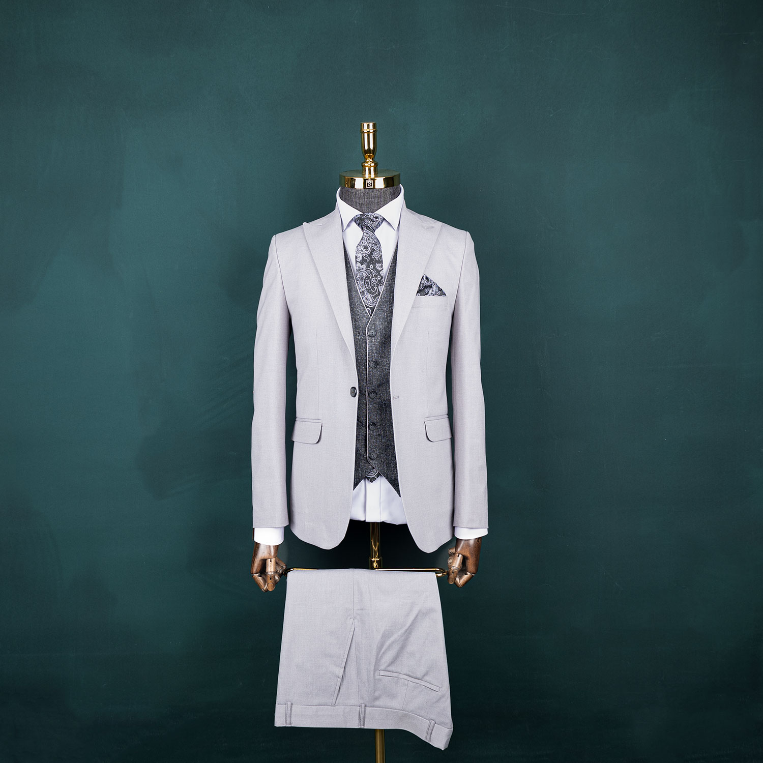 کت و شلوار طوسی روشن بزیاق با جلیقه دو رو کت و شلوار دامادی