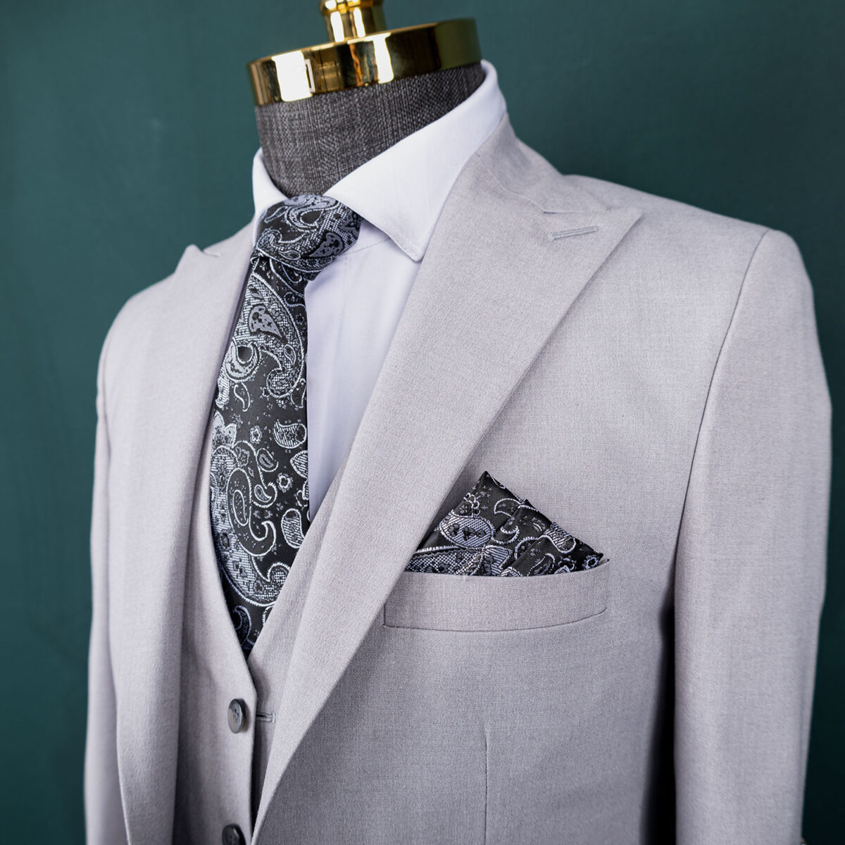 کت و شلوار طوسی روشن بزیاق با جلیقه دو رو - Image 6